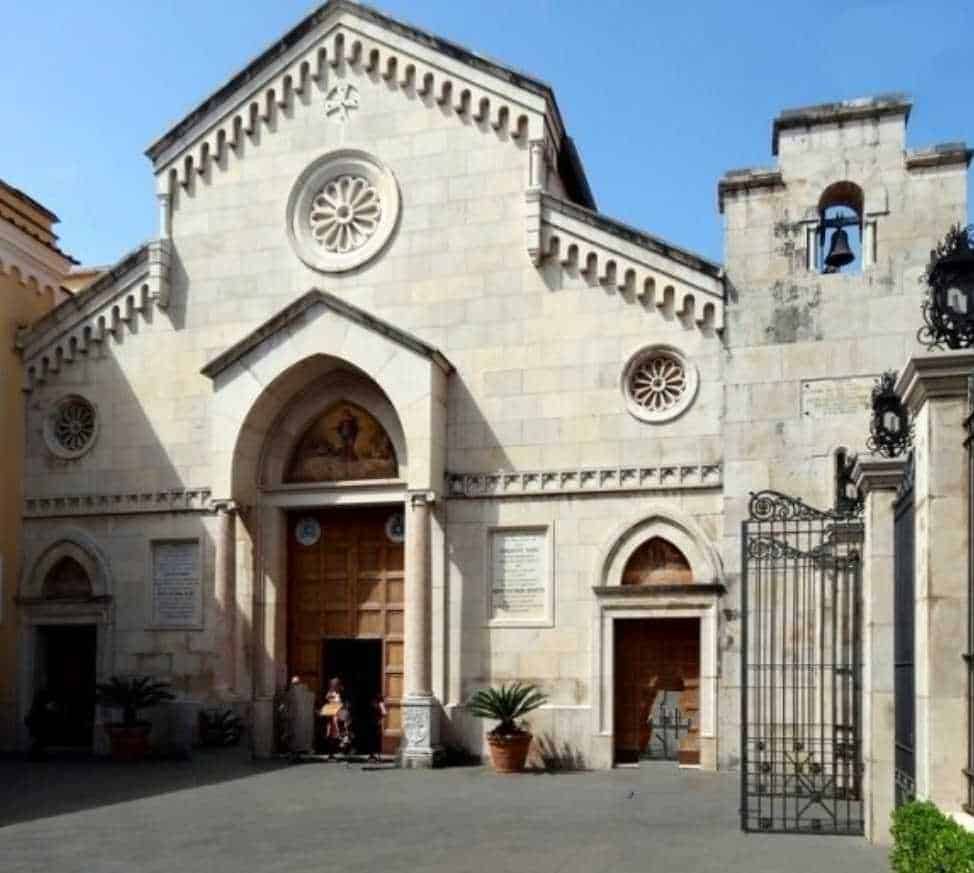 Edifici religiosi di sorrento: 6 Edifici religiosi a Sorrento in stile romanico e rinascimentale