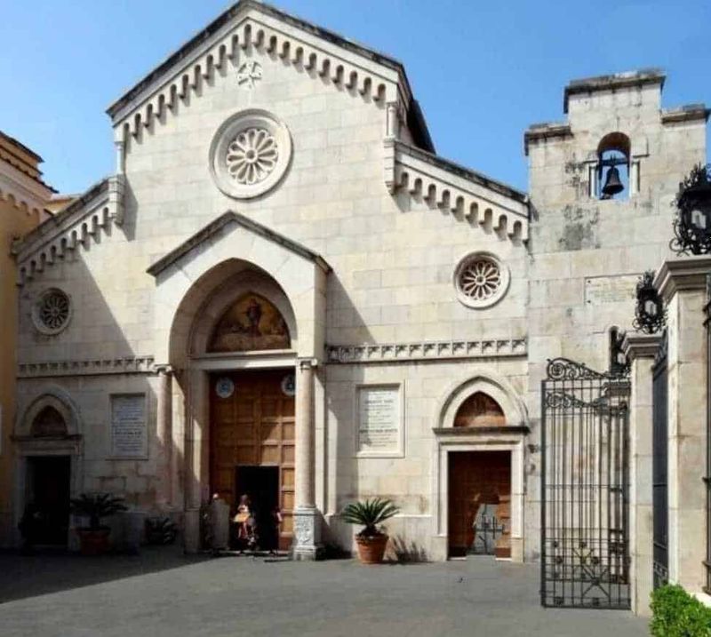 6 Edifici religiosi a Sorrento. Quali sono? 2 Edifici religiosi di sorrento: 6 Edifici religiosi a Sorrento in stile romanico e rinascimentale