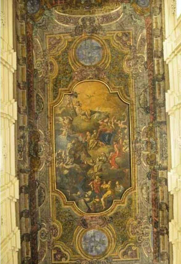 Maestoso soffitto affrescato con scene mitologiche e storia dell'arte, decorazioni dettagliate e ornamenti dorati tipici di architettura barocca e rinascimentale, ideale per appassionati di arte e architettura storica.