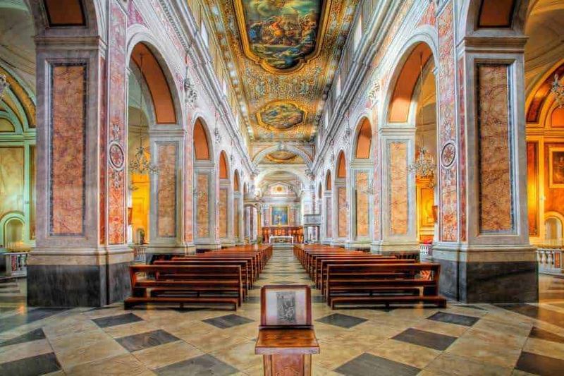 6 Edifici religiosi a Sorrento. Quali sono? 3 Immagine di una splendida chiesa barocca con affreschi elaborati e arredi in stile dorato, ambientata in un luogo di culto storico e artistico.