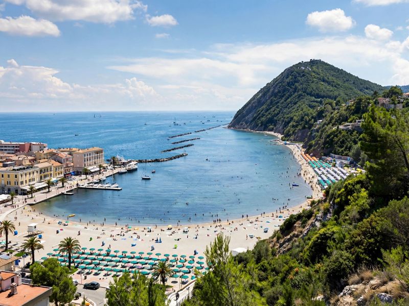 Hotel a Gabicce nello scenario della Baia degli angeli 2 Baia intera di Gabicce con il Monte San Bartolo, la spiaggia e il porticciolo