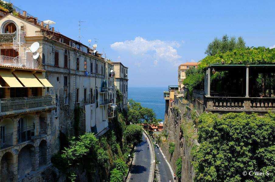 Ville costiere con edifici storici, vista sull'oceano e strade panoramiche in Italia.