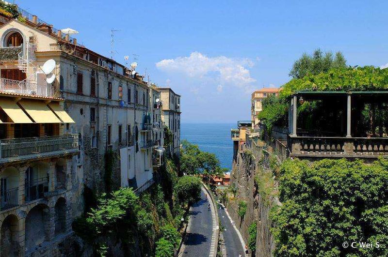 Cosa vedere a Sorrento in un giorno, 22 attrazioni e tour 6 Ville costiere con edifici storici, vista sull'oceano e strade panoramiche in Italia.