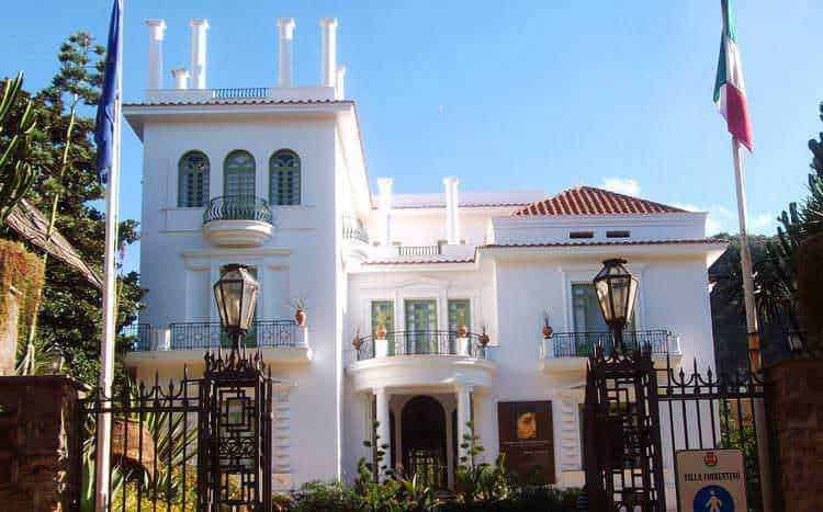 Villa storica con architettura elegante in stile britannico immersa nel verde, ideale per soggiorni di lusso e relax in armonia con la natura, alloggi esclusivi in una location prestigiosa.
