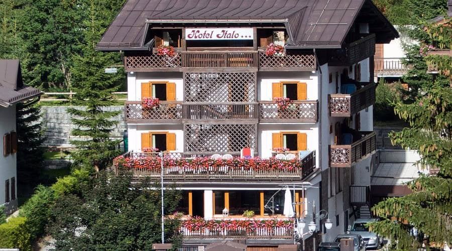 Hotel Thalo a Madonna di Campiglio immerso in un paesaggio invernale con neve perenne e laghi azzurri, ideale per un soggiorno tra natura e relax.