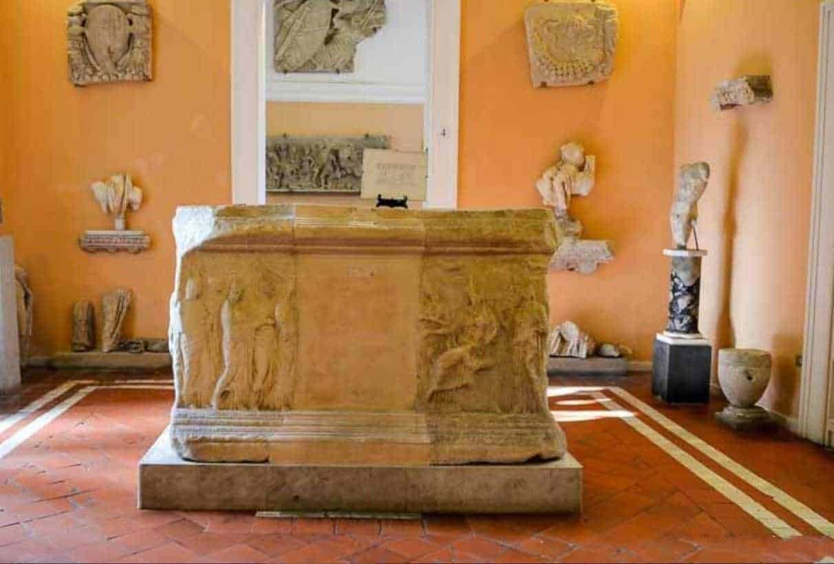 Sezione archeologica con marmi di epoca greco-romana