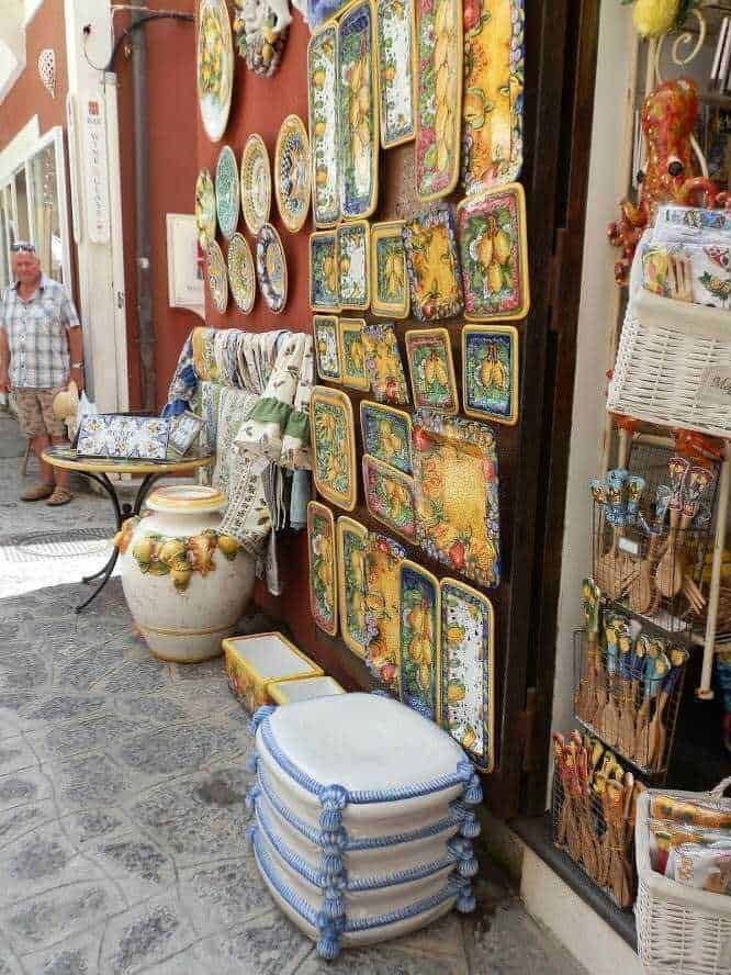 Cosa visitare a Positano in un giorno: mare e panorami 8 Positano, negozi di ceramica
