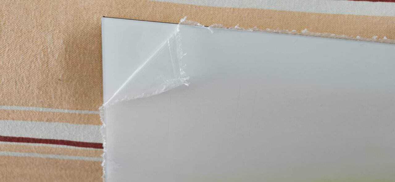Telo adesivo per riparazioni pareti, riparazione danni cartongesso, adesivo per muro danneggiato, lavoro di riparazione parete, riparazione crack parete in cartongesso.