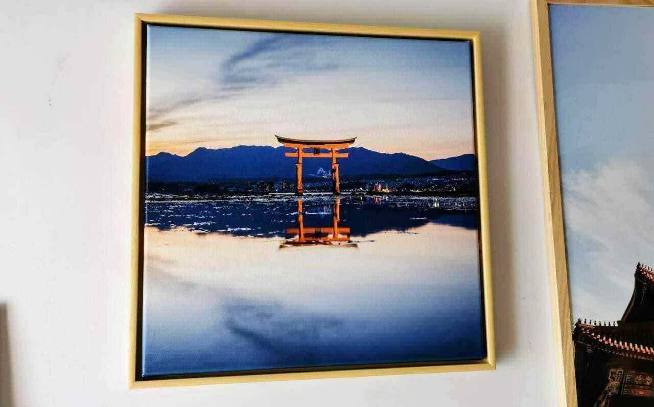 Torii giapponese riflesso sull'acqua durante il tramonto, montagne sullo sfondo, tradizione e paesaggi giapponesi, decorazione artistica per la casa o spazio di esposizione.