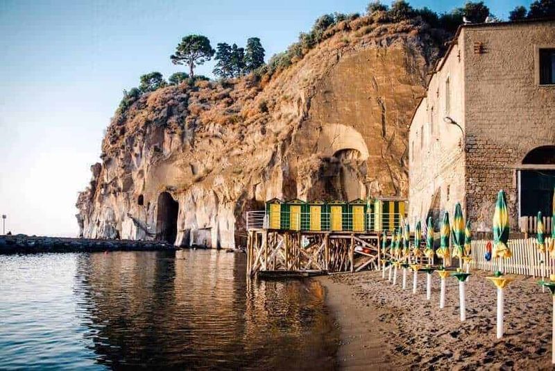 Quali sono le migliori spiagge di Sorrento di sabbia vulcanica e ciottoli? 6 SPIAGGIA COSTIERA CON ROCCIA E GABBIA | Appunti Sul Blog.
