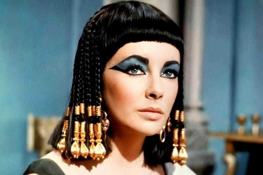 Sesso e stile, icona della moda anni '60, attrice famosa con trucco audace e acconciatura elegante, ispirata ai classici film di Hollywood.