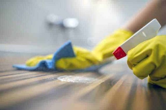 Usi alternativi ammorbidente: 13 pulizie in casa 3 Pulitore per superfici con guanto giallo e spatola, immagine di pulizia e igiene domestica.