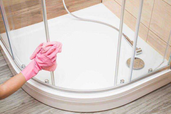 Usi alternativi ammorbidente: 13 pulizie in casa 2 Pulizia doccia con guanto di gomma rosa, attenzione all'igiene e alla cura degli ambienti bagno.