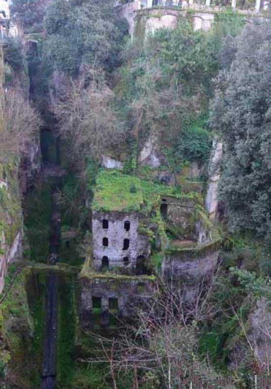 Valle dei Mulini Sorrento, un mistero a cento metri di profondità 2 Valle dei mulini di sorrento: Abitazione abbandonata nel verde sopra una cascata, immersa nella natura rigogliosa.