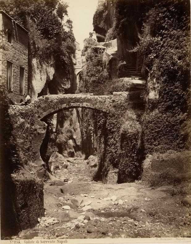 Valle dei Mulini Sorrento, un mistero a cento metri di profondità 3 Antico paesaggio di vallata a Sorrento Napoli con arcata in pietra e scalinate tra le rocce, atmosfera storica e naturale.