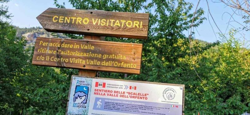 Valle dell'Orfento Caramanico escursioni ad anello 6 Centro visitatori Valle dell'Ornento, segnali di ingresso con informazioni sul sentiero delle Scalelle nel Parco Nazionale della Majella, natura e ambiente montano, itinerario trekking.
