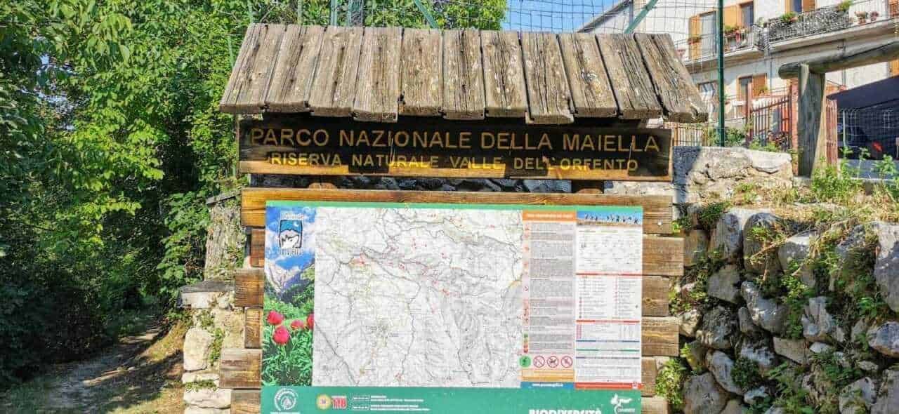 Valle dell'orfento a caramanico: Parco Nazionale della Maiella, cartello informativo con mappa e regolamenti, in località Valle dell'Orfento, ambiente naturale protetto, escursionismo e turismo sostenibile in Italia.