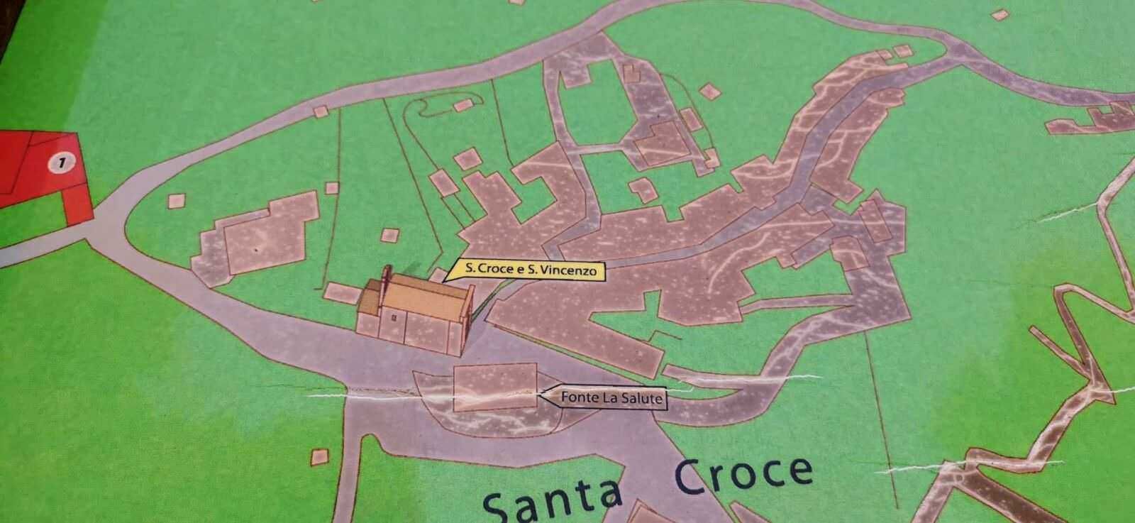 Alto testo: Mappa del paese di Santa Croce con percorsi, edifici e punti di interesse evidenziati, utile per orientarsi e conoscere i luoghi storici e religiosi della zona.
