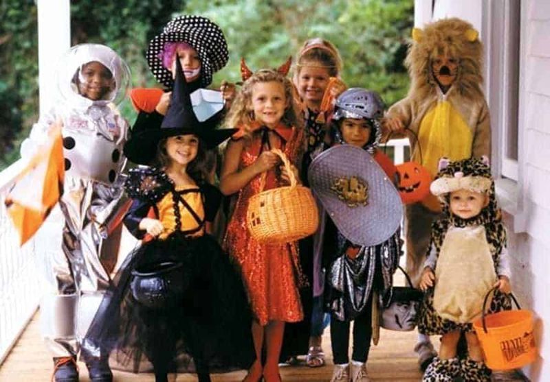 10 Tradizioni Halloween nel mondo, dal capodanno celtico al dolcetto o scherzetto 3 Bambini mascherati per Halloween con costumi spaventosi e colorati, pronta per una festa di Carnevale o festa di Halloween, pronti a divertirsi con amici e famiglia.