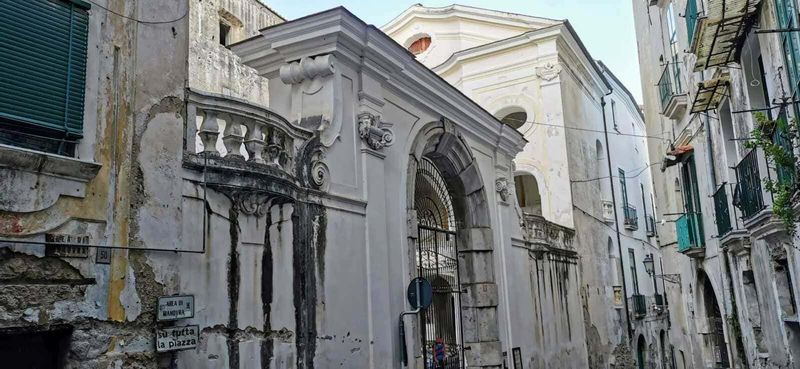 12 Edifici longobardi a Salerno (2026), da Palazzo d'Avossa: stile barocco, coppedè e storia medievale 9 Faro antico con fontana e struttura in pietra, elemento storico e architettonico, caratterizzato da dettagli in stucco e ferro battuto, rappresenta un esempio di patrimonio culturale italiano.