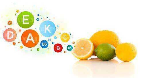 Vitamine C, limoni e lime freschi con icone di vitamine colorate che rappresentano diversi nutrienti essenziali per la salute.