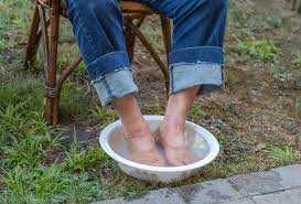 Lavaggio piedi in ciotola all'aperto