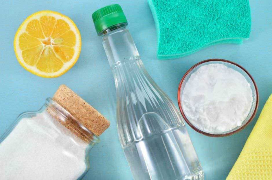 Acqua pulita, limone, detergenti e spugne per pulizia casa; prodotti per igiene e pulizia ambientale.