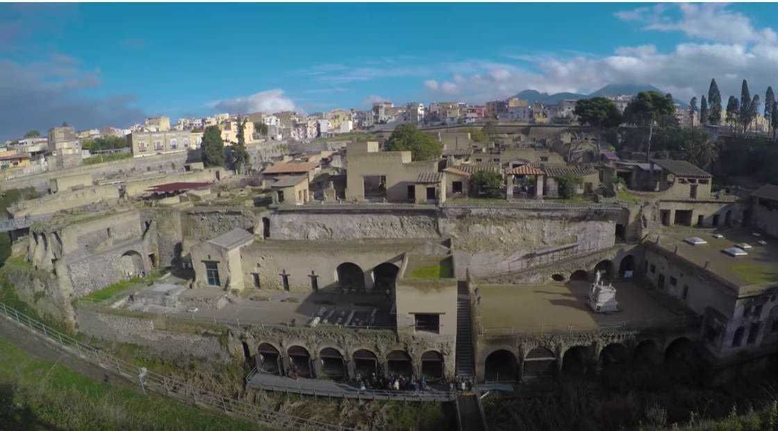Ercolano visita 15 antiche rovine romane 79 dC. Antica città sotterranea di Ercolano, napoli, scavi archeologici, patrimonio UNESCO, resti romani, storia antica, scavi archeologici napoletani, turismo culturale, rovine romane, monumenti storici.