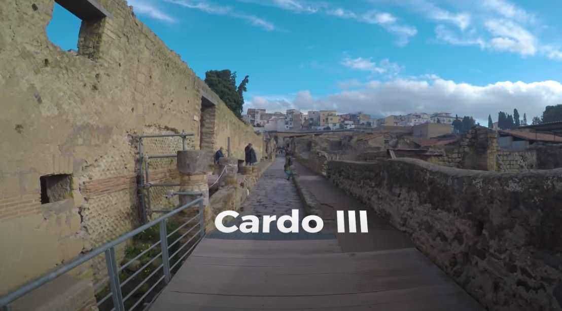 Antica area archeologica di Cardo III a Pompei, resti romani con video di commento e analisi storica. Esplora i dettagli di questo sito archeologico di interesse storico.