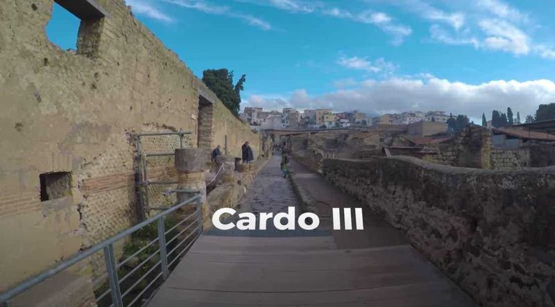 Ercolano: come arrivare e visita alle 15 antiche rovine romane del 79 dC 7 Antica area archeologica di Cardo III a Pompei, resti romani con video di commento e analisi storica. Esplora i dettagli di questo sito archeologico di interesse storico.