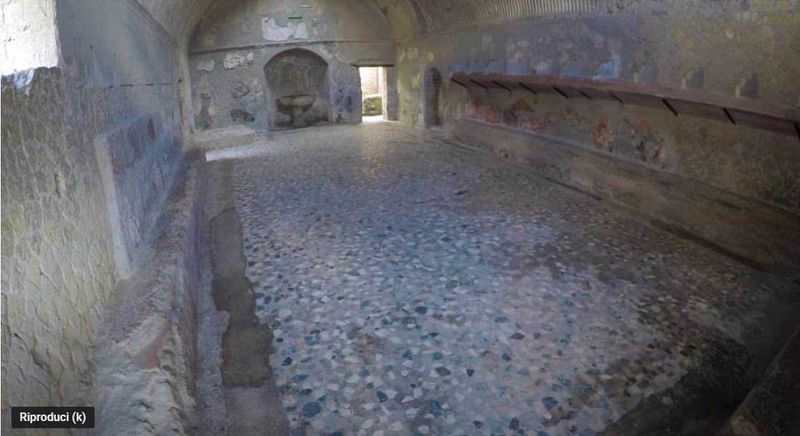 Ercolano: come arrivare e visita alle 15 antiche rovine romane del 79 dC 11 Antico rifugio sotterraneo in pietra e mosaico, con archi e nicchie, atmosfera storica e suggestiva, esempio di architettura medievale e lavorazione artigianale.