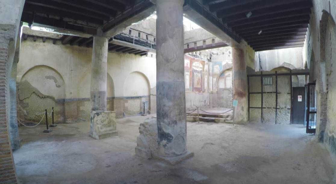 Vecchio scavo archeologico con colonne e resti di affreschi, patrimonio storico romano, conservazione di musei e siti archeologici, appunti sul blog, visita culturale in Italia, storia antica, resti romani, architettura antica.
