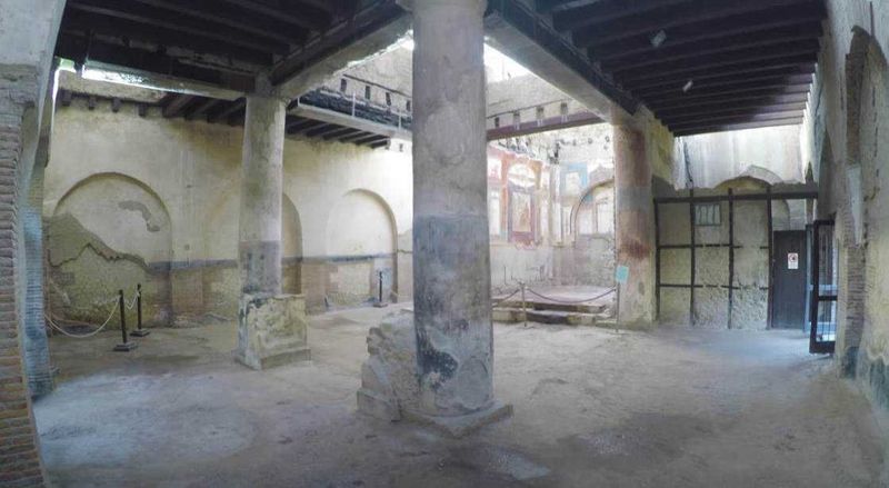 Ercolano: come arrivare e visita alle 15 antiche rovine romane del 79 dC 13 Vecchio scavo archeologico con colonne e resti di affreschi, patrimonio storico romano, conservazione di musei e siti archeologici, appunti sul blog, visita culturale in Italia, storia antica, resti romani, architettura antica.