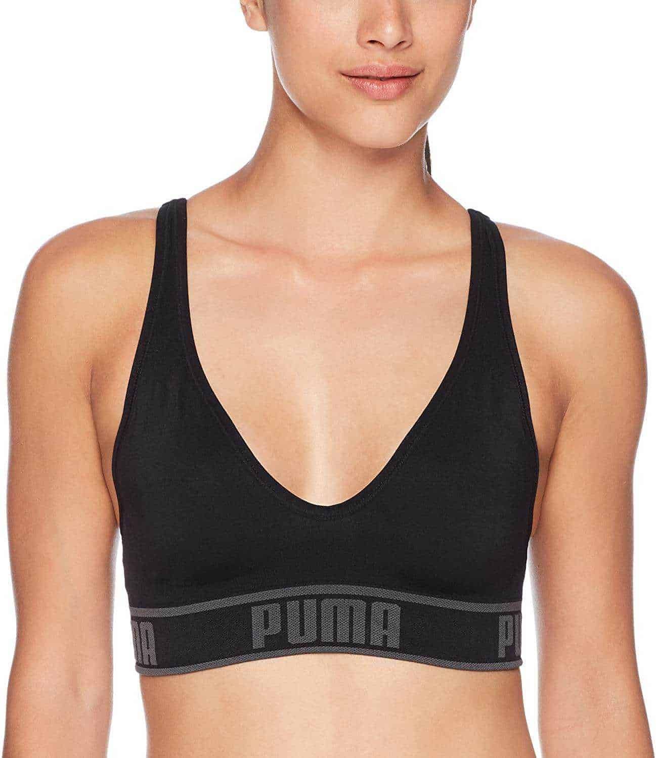 Reggiseno sportivo Puma elasticizzato nero con logo sulla fascia inferiore, adatto per attività fitness e workout, design comodo e traspirante.