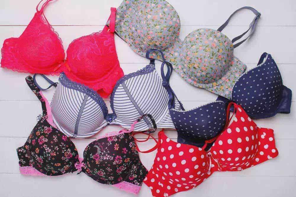 Reggiseno e salute del seno: Lingerie colorata e varia con design floreale, a pois e righe, ideale per intimo femminile elegante e casual. Perfetta per chi cerca comfort e stile in ogni occasione.