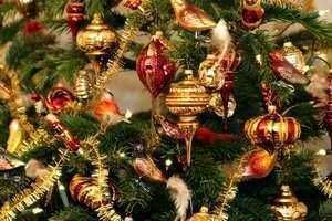 Decorazioni natalizie con palline e ornamenti dorati e rossi su un albero di Natale brillante e festoso e l'atmosfera di festa.