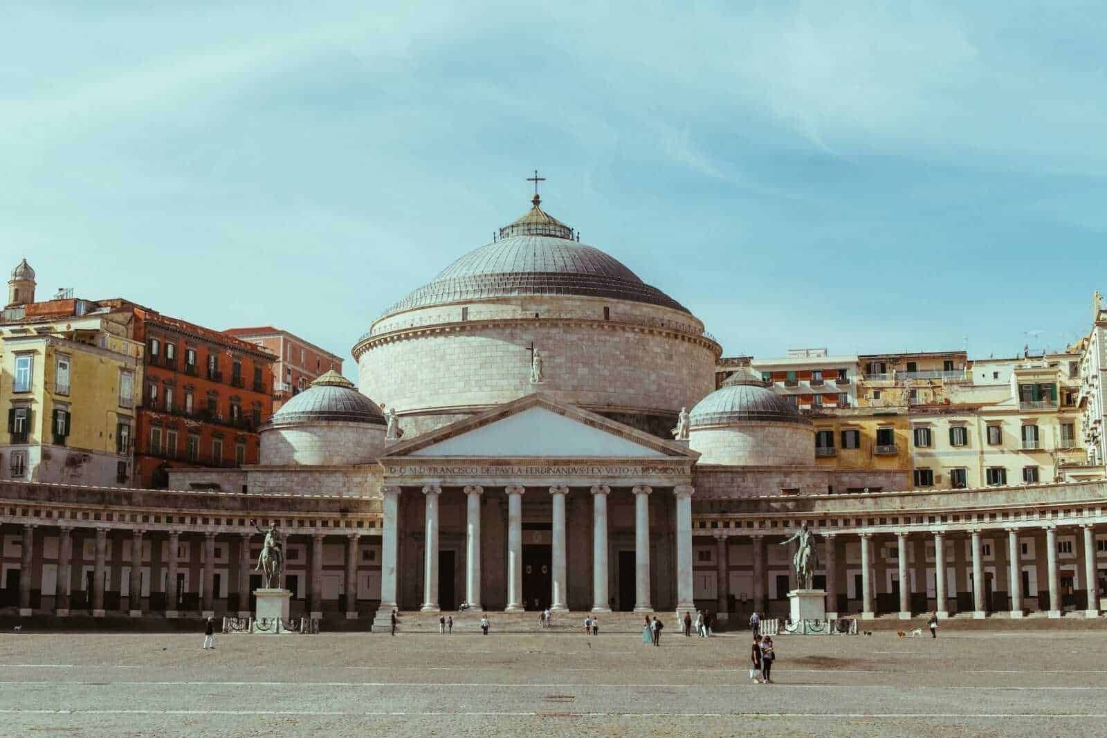 Cappella Sansevero a Napoli, chiesa storica con cupola e sculture, situata nel centro della città, simbolo di arte e cultura napoletana.