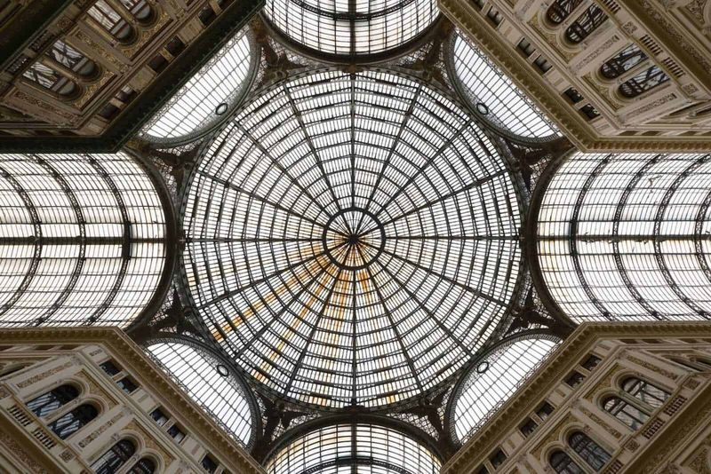 Tour di Napoli dal centro storico al lungomare Ovest 3 Vetro artistico con cupola in stile liberty all'interno di un edificio storico, elemento architettonico mozzafiato, perfetto esempio di design e ingegneria.