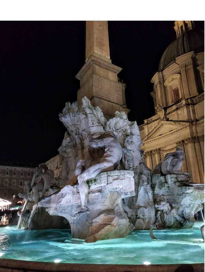 Fontana di Trevi a Roma di notte, scultura barocca con cavalli e divinità mitiche, illuminata, simbolo iconico del turismo italiano, suggestiva scena di fontana monumentale famosa nel mondo.