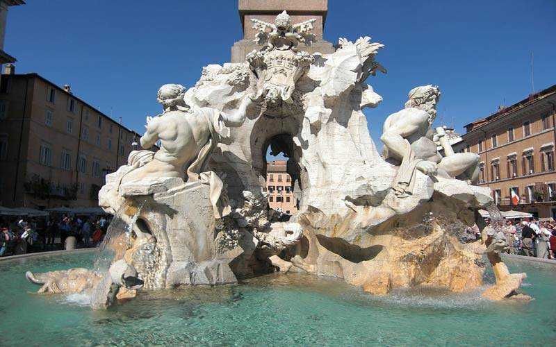 Fontana di trevi Roma con sculture in marmo, attrazione turistica capitale, fontana storica, monumento artistico, punto di interesse, ritrovo famoso, bellezza architettonica, turismo Roma, monumento iconicità.