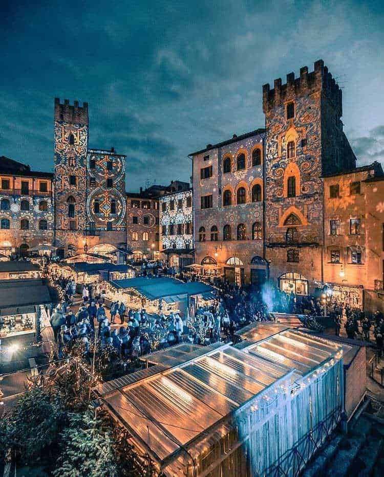 Natale posti da visitare in Italia da Nord a Sud 6 Vignole medievali di Lucca illuminate durante un evento all'aperto, con mercatino e luci decorative, creando un'atmosfera festiva e suggestiva nel centro storico di Lucca, Italia.