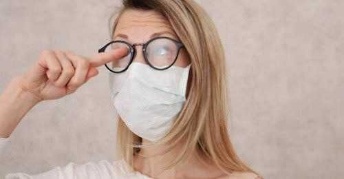 Occhiali da vista e mascherina protettiva, donna che si prepara a uscire, focus sulla prevenzione Covid-19 e sicurezza personale.