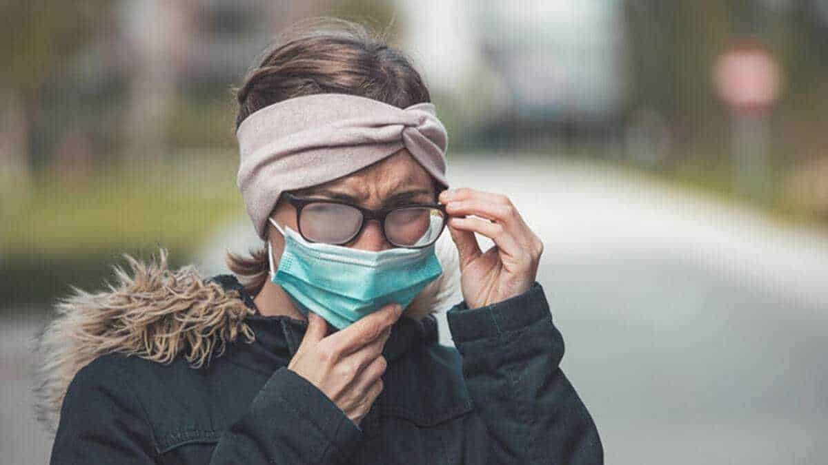 Non far appannare gli occhiali con la mascherina: Mascherina e occhiali protettivi anti Covid-19, donna preoccupata, precauzioni sanitarie, emergenza sanitaria.