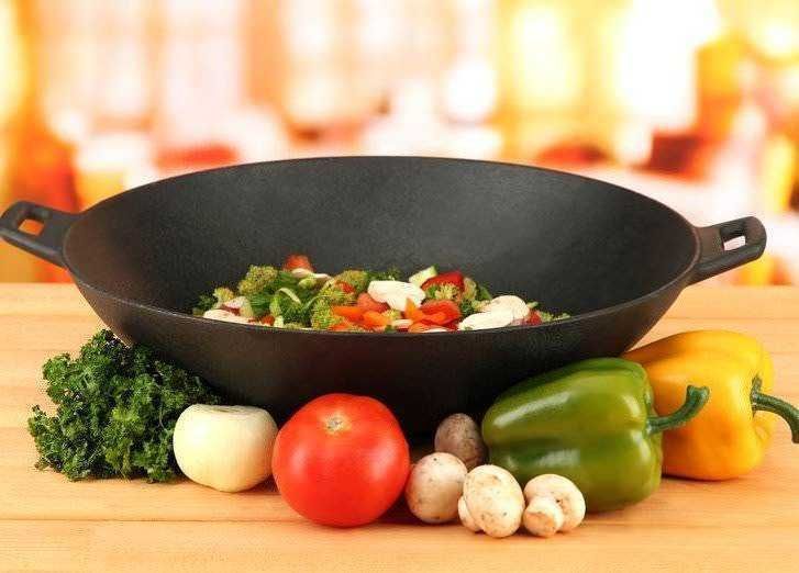 Pentola wok con verdure fresche, 