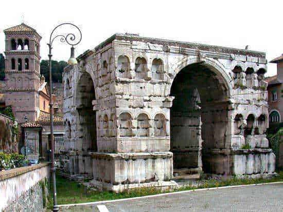 Antica struttura romana in pietra con archi e travi, monumento storico di Roma. Immagine di un sito archeologico ben conservato, simbolo della maestria dell'ingegneria romana antica.