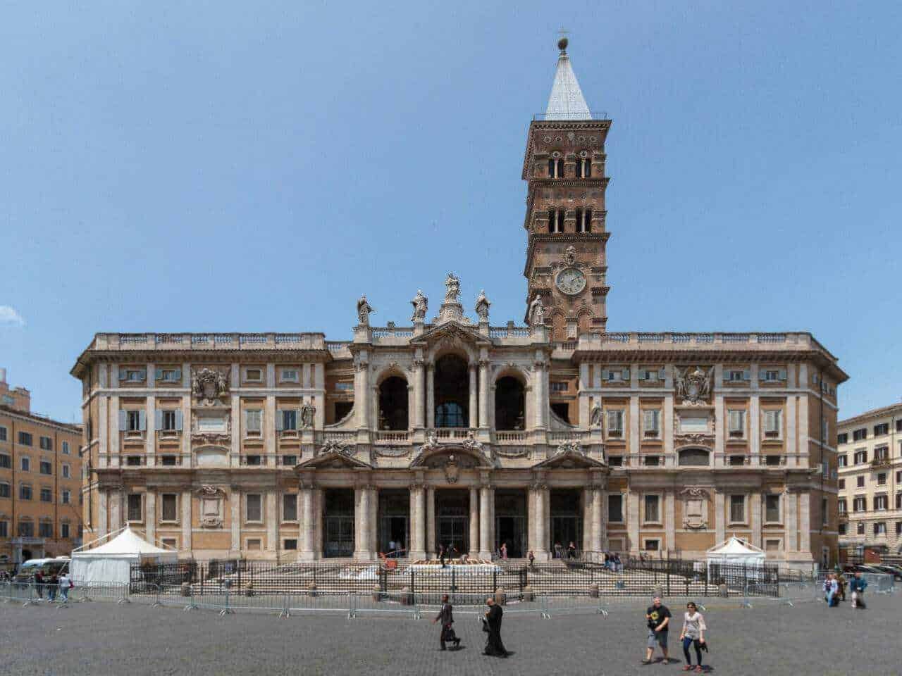 Fontana di Piazza del Gesù a Roma con la Basilica del Gesù e il campanile, esempio di architettura barocca, visitata da turisti e cittadini.