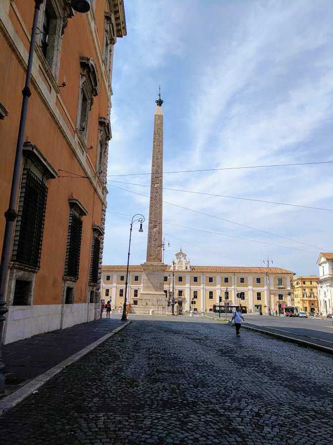 Obelisco di Piazza del Popolo a Roma, monumento storico e punto di interesse turistico nel centro cittadino.