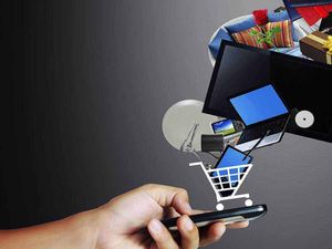 Shopping online: un settore in crescita esponenziale 3 Cestino della spesa digitale con dispositivi elettronici e regali, rappresenta lo shopping online e le offerte digitali.