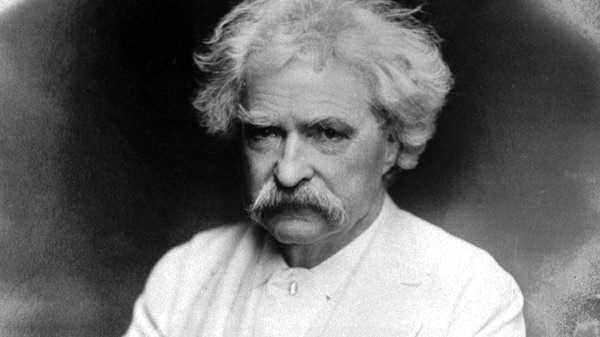 Albert Einstein ritratto in bianco e nero, famoso fisico teorico, teoria della relatività, scienziato di rilievo.