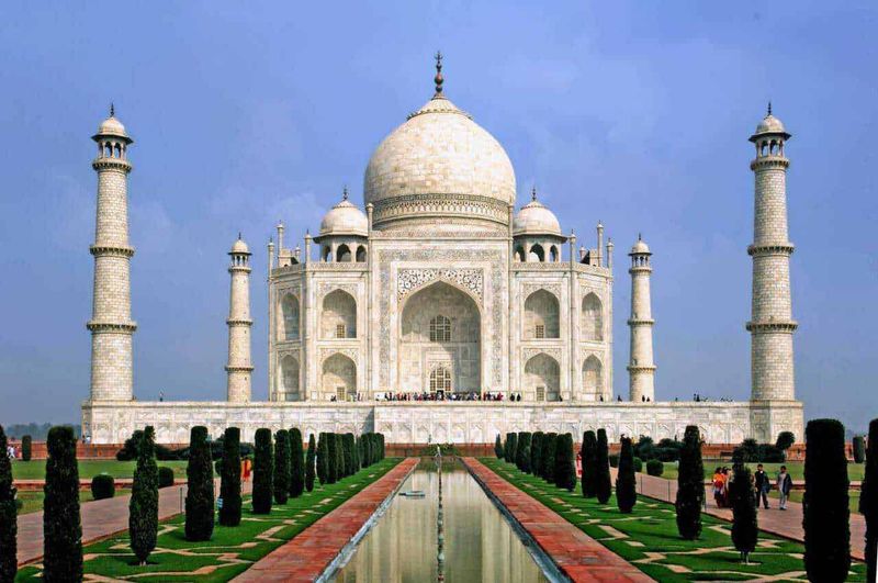 7 Storie d'amore tragiche nella storia, brevi e intense 8 Taj Mahal, iconico monumento storico dell'India, con la sua maestosa architettura in marmo bianco e giardini ben curati di fronte a un cielo azzurro, attrazione turistica mondiale.